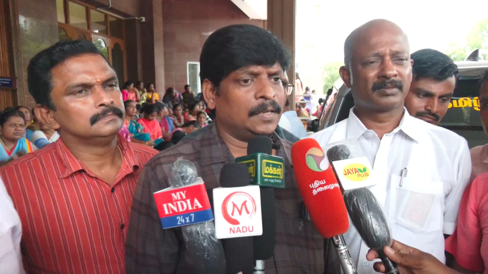 நாமக்கல் கலெக்டர் அலுவலக வளாகத்தில் கிராம நிர்வாக அதிகாரிகள் தர்ணா*