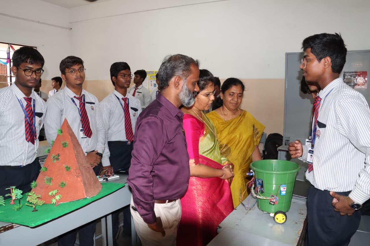 கோவை விளாங்குறிச்சி பகுதியில் உள்ள ஆர் ஜே மெட்ரிகுலேசன் பள்ளியில் 19ம் ஆண்டு அறிவியல் கண்காட்சி கிரிசாலிஸ் எனும் பெயரில், நடைபெற்ற இக்கண்காட்சியில் ஆயிரத்திற்கும் மேற்பட்ட கண்டு பிடிப்புகள் காட்சி படுத்த பட்டது..