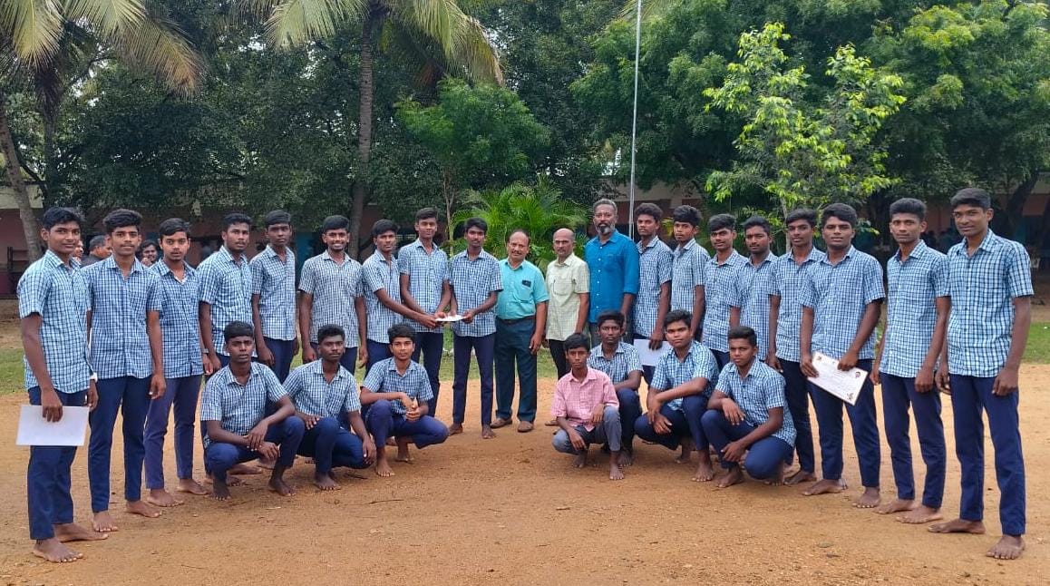 அரசம்பட்டி முத்தமிழ் அரசு மேல்நிலைப் பள்ளி +1 மாணவன் நிதீஷ்வர்மன் எரிபந்து போட்டியில் மாநில அளவில் தேர்வு