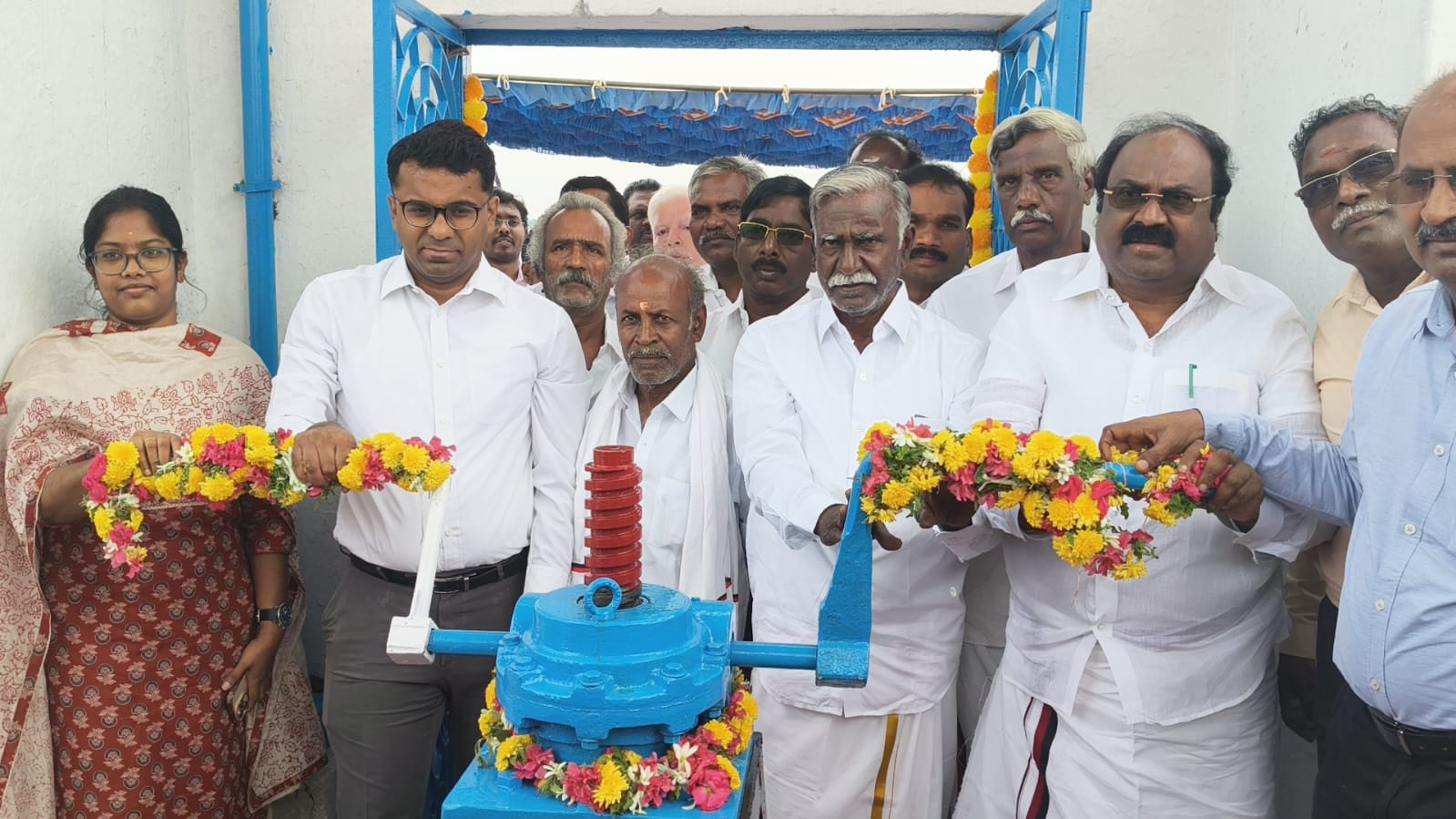 கள்ளக்குறிச்சி அருகே கோமுகி அணையிலிருந்து விவசாயப் பாசனத்திற்காகதண்ணீரை ஆட்சியர் எம்.எல்.ஏ., ஆகியோர் திறந்து வைத்தனர்