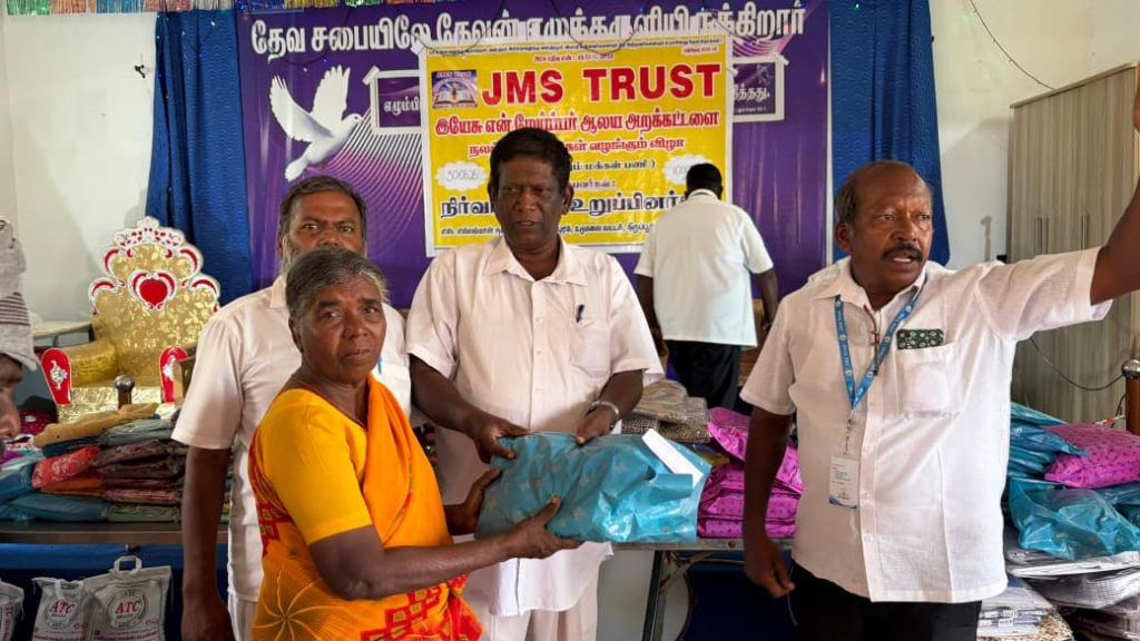 திருப்பூர் மாவட்டம் உடுமலைப்பேட்டை வல்லகுண்டபுரம் பகுதியில் நடைபெற்ற நலத்திட்ட உதவிகள் வழங்கும் விழா, தமிழக முற்போக்கு மக்கள் கட்சியின் மாநில துணை தலைவர் வழக்கறிஞர் புஸ்பாணந்தம் சிறப்பு விருந்தினராக கலந்து கொண்டு நலத்திட்ட உதவிகளை வழங்கினார்..
