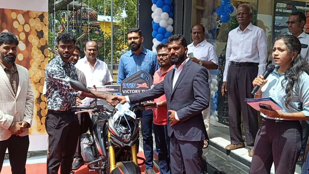 கோவை குனியமுத்தூர் பாலக்காடு மெயின் ரோட்டில் புதிய டி.வி.எஸ். விக்டரி ஷோரூம், இருசக்கர வாகன விற்பனை மையம், உதிரிபாகங்கள் விற்பனை மையம் மற்றும் நவீன வசதிகளுடன் கூடிய பணிமனை திறப்பு விழா நடைபெற்றது.இதனை, டி.வி.எஸ். மோட்டார் நிறுவனத்தின் விற்பனைப் பிரிவு பகுதி மேலாளர் வினீத் ரிப்பன் வெட்டி திறந்து வைத்தார்.